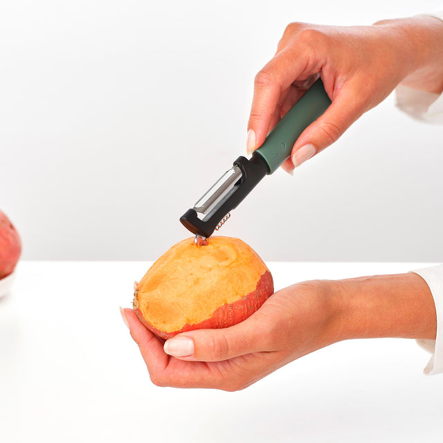 Pelador con hoja giratoria más rallador de cítricos Tasty+ - Fir Green