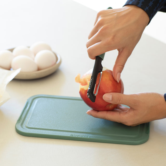 Pelador con hoja giratoria más rallador de cítricos Tasty+ - Fir Green