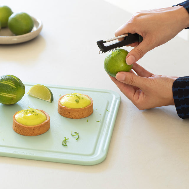 Pelador con hoja giratoria más rallador de cítricos Tasty+ - Fir Green