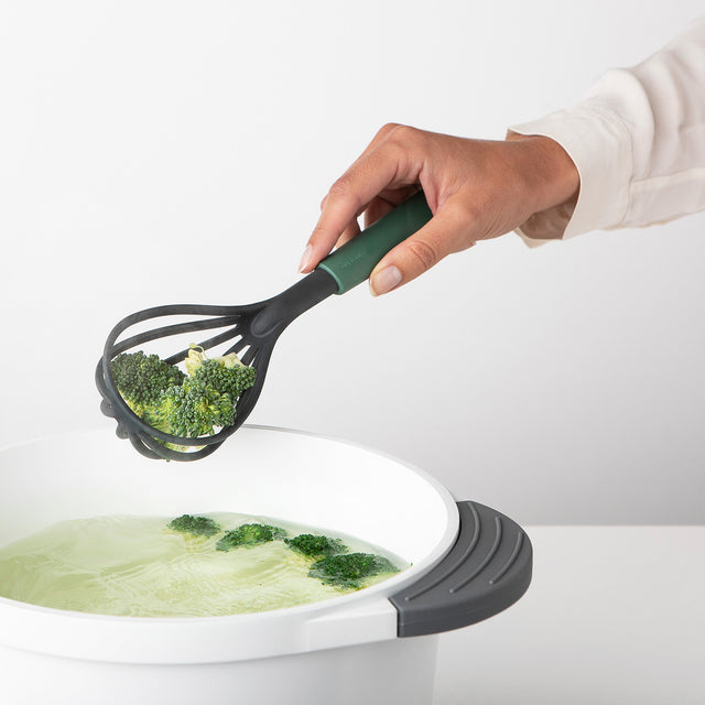 Tasty+ Batidor con espumadera - Fir Green