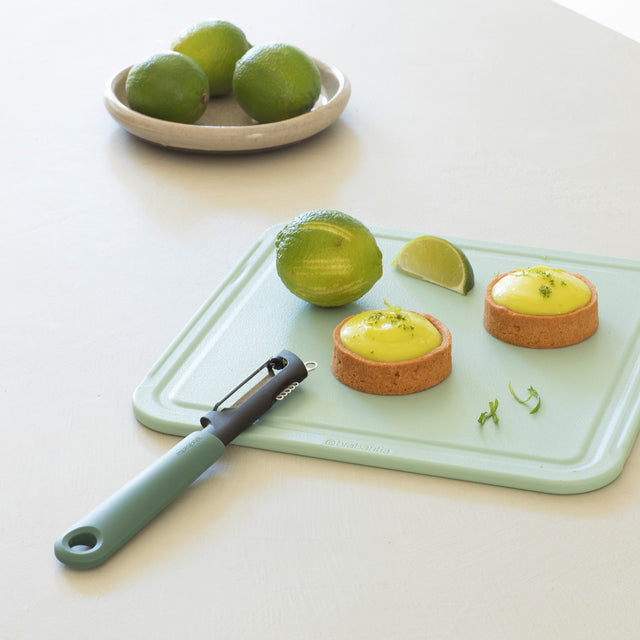 Pelador con hoja giratoria más rallador de cítricos Tasty+ - Fir Green